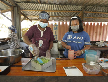 Pemberdayaan Kerajinan Noken Mama Papua